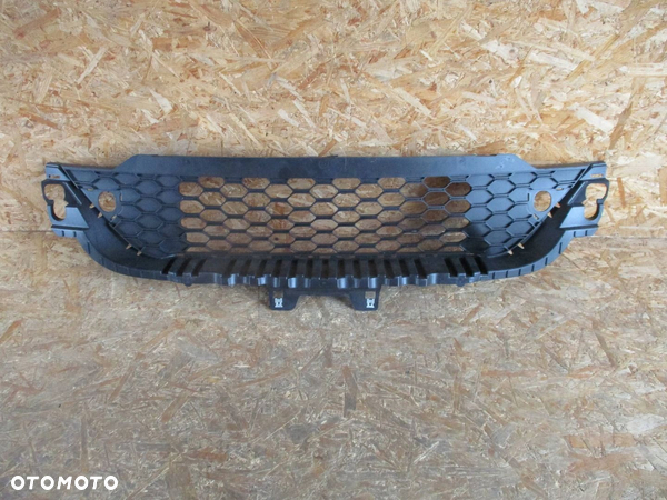 KRATKA ŚRODKOWA ZDERZAKA IVECO DAILY 14-