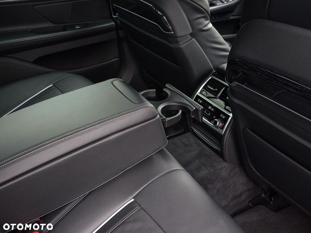 BMW Seria 7 730d xDrive mHEV sport - 32