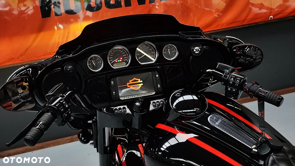 Harley-Davidson Touring Street Glide - 32