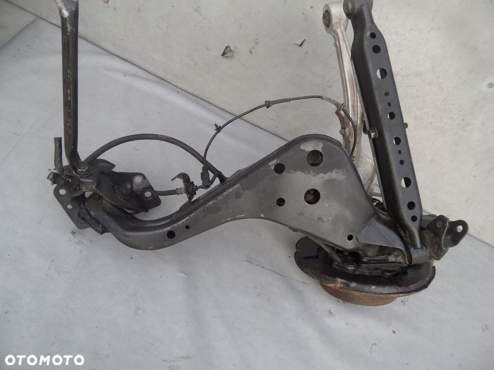 ZAWIESZENIE ZWROTNICA PIASTA WAHACZ PRAWY TYŁ NISSAN QASHQAI I J10 - 2