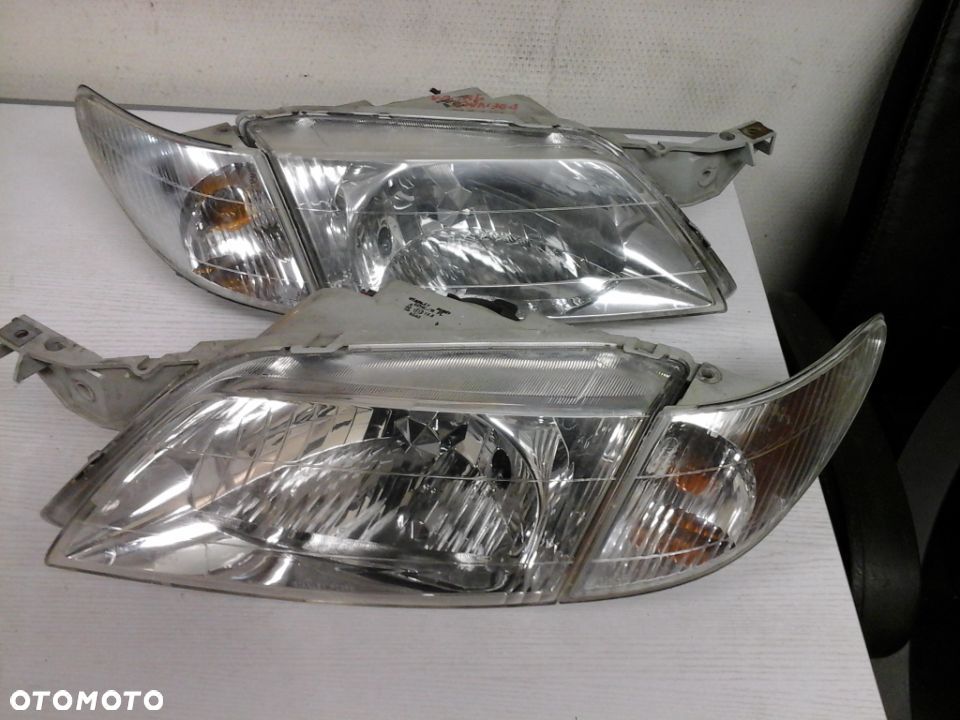 REFLEKTOR PRAWY MAZDA PREMACY 98-01