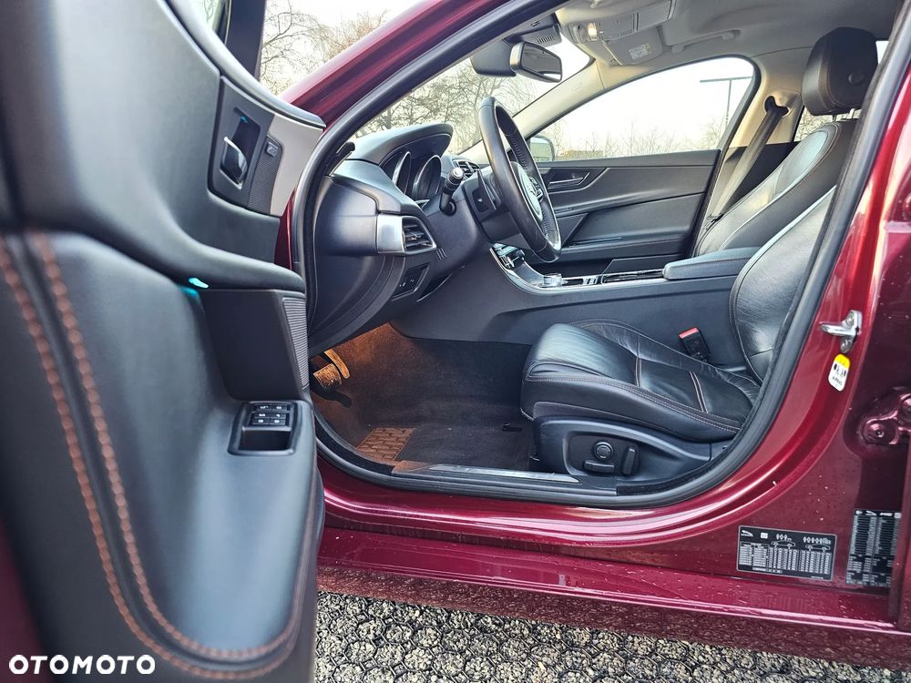 Jaguar XE 2.0 D Prestige - 35