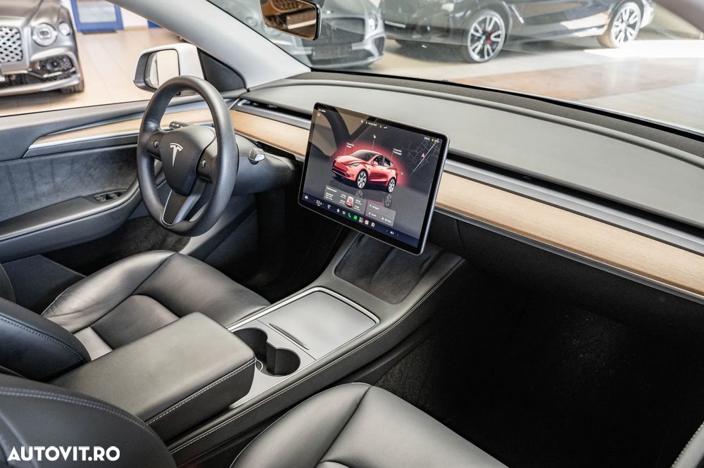 Tesla Model Y - 7