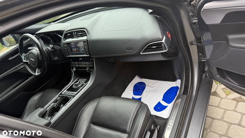 Jaguar XE 2.0 D R-Sport - 8