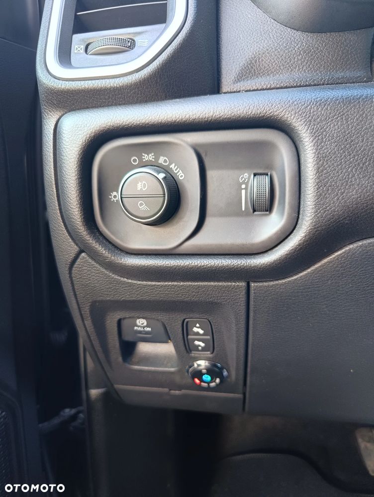 RAM 1500 Crew Cab Shortbed Bighorn - 36
