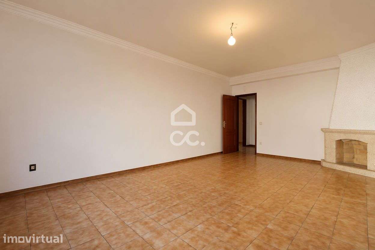 Apartamento T4 com garagem na Av. Gago Coutinho, Solum. - Grande imagem: 4/28