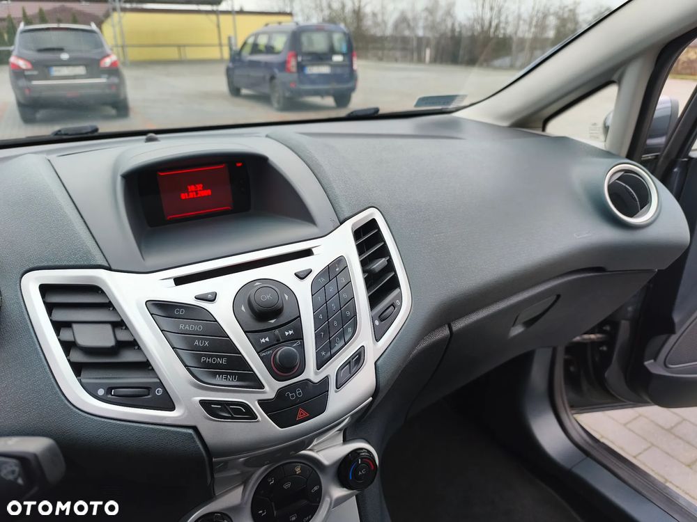 Ford Fiesta 1.25 Ghia - 27