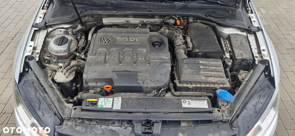 Volkswagen Golf 1.6 TDI DPF Highline - 14