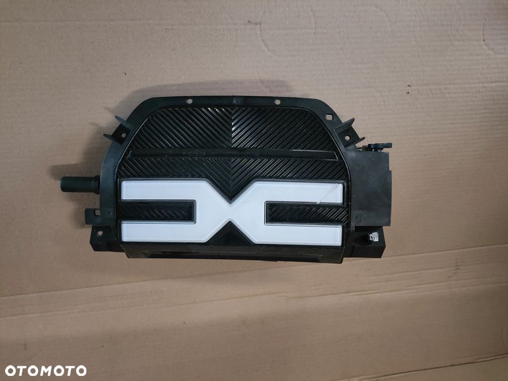 Dacia Spring Elektryk 22- EMBLEMAT ZNACZEK KLAPKA PORTY LADOWANIA - 1