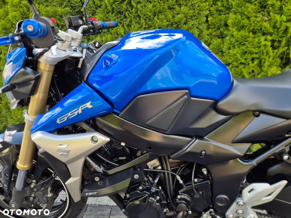 Suzuki GSR - 8