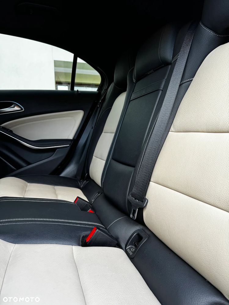 Mercedes-Benz Klasa A 220 4Matic 7G-DCT Urban - 14