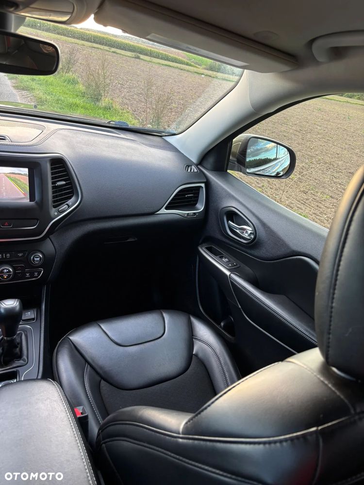 Jeep Cherokee - 25