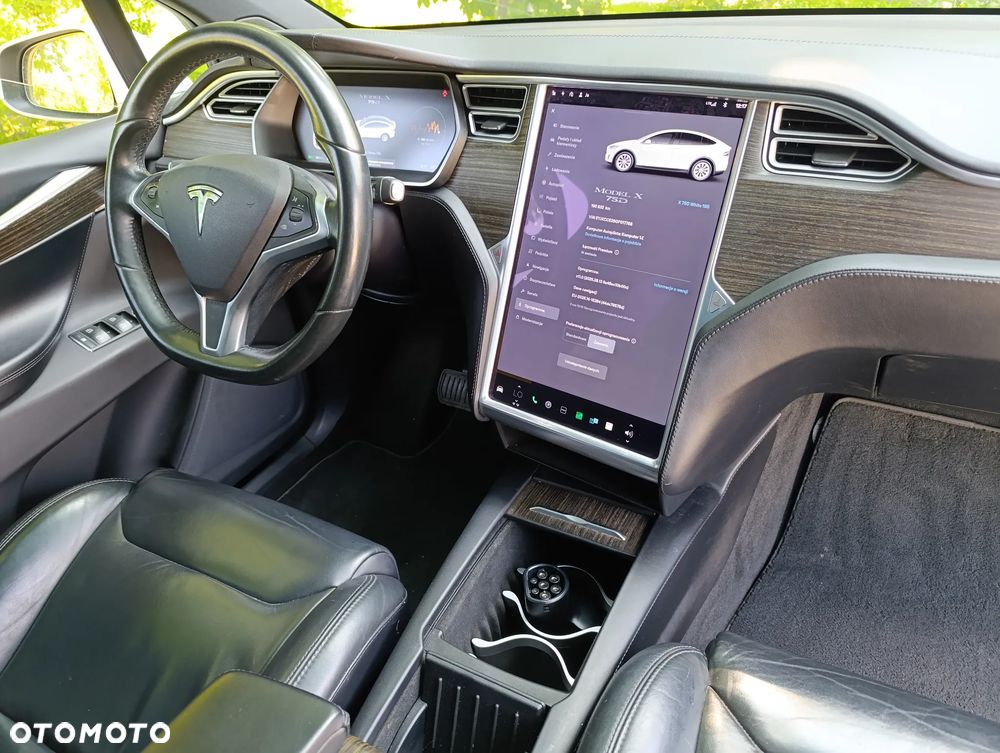 Tesla Model X - 13