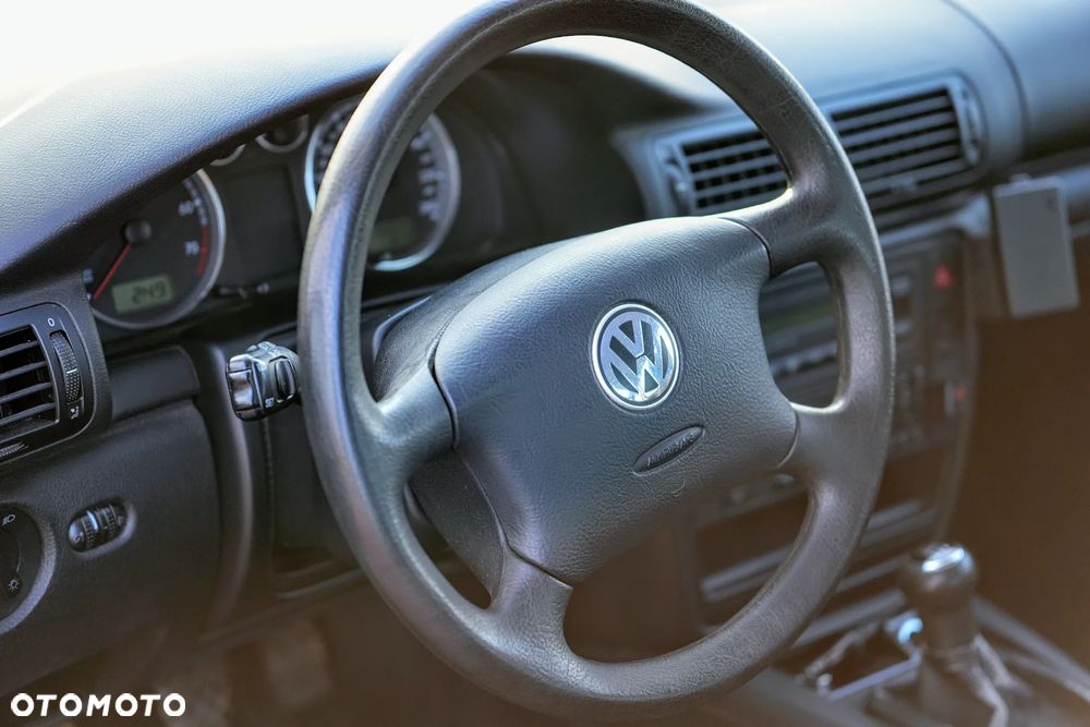 Volkswagen Passat 1.6 Comfortline Family - 9