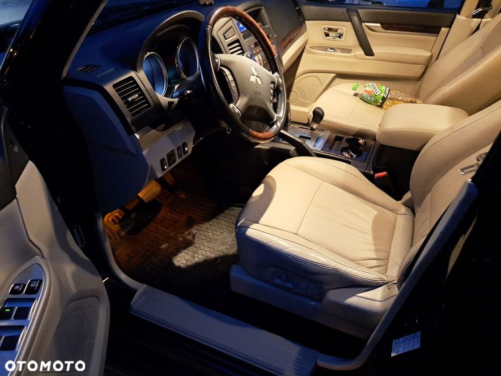 Mitsubishi Pajero - 32