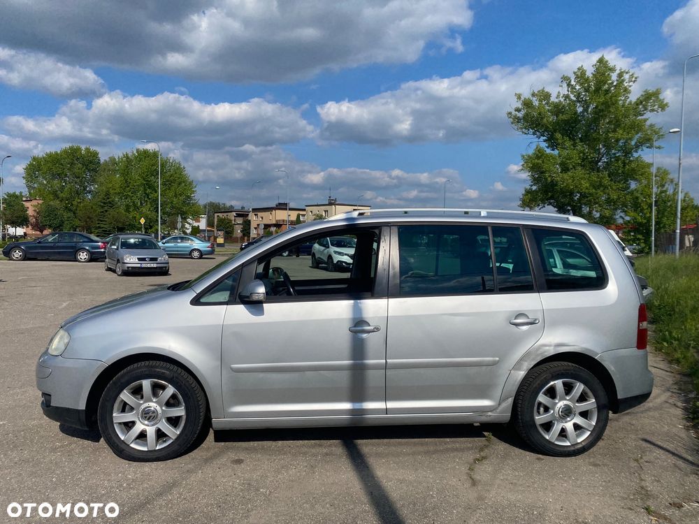 Volkswagen Touran 1.6 FSI Highline - 5
