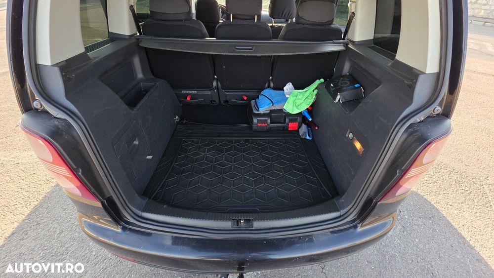 Volkswagen Touran - 27