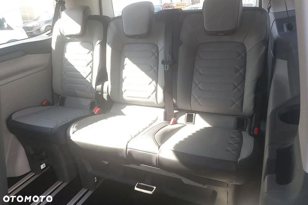 Ford Tourneo Custom - 12