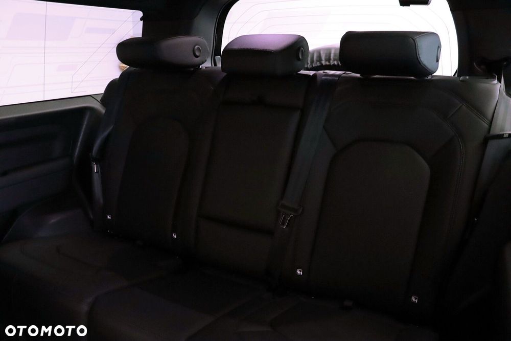 Land Rover Defender - 16
