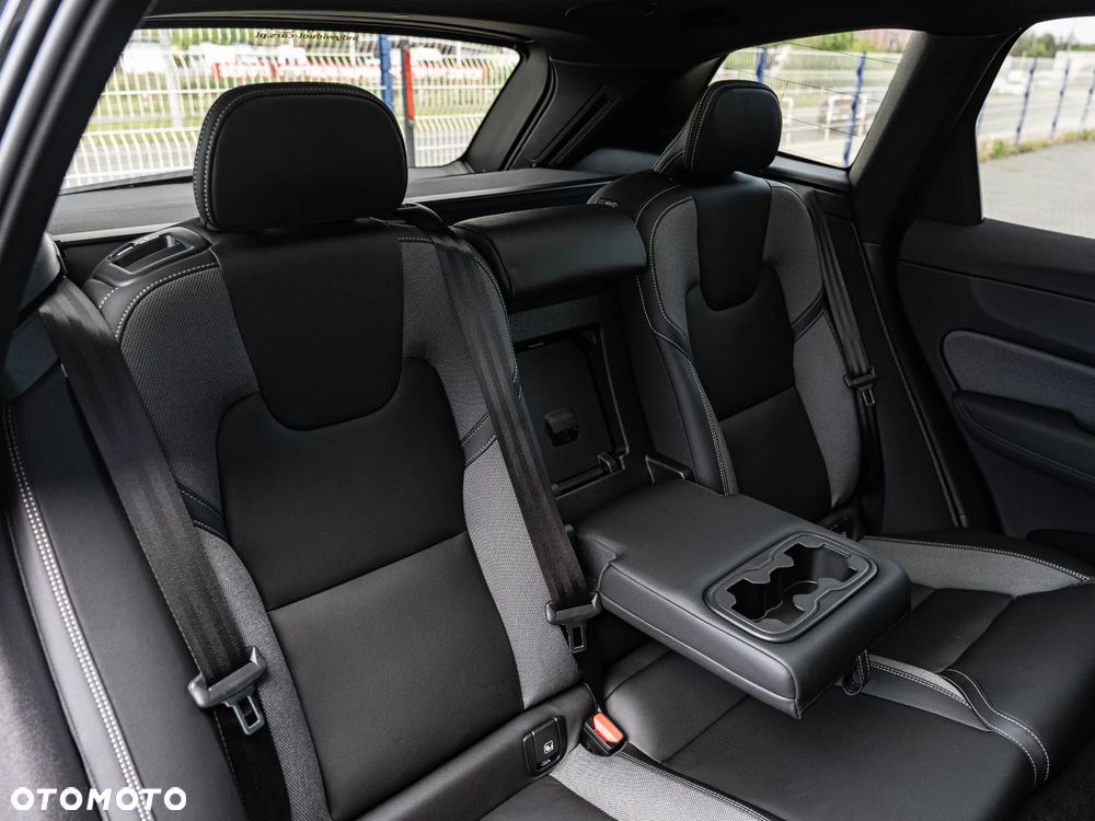 Volvo XC 60 B5 B AWD Plus Dark - 27