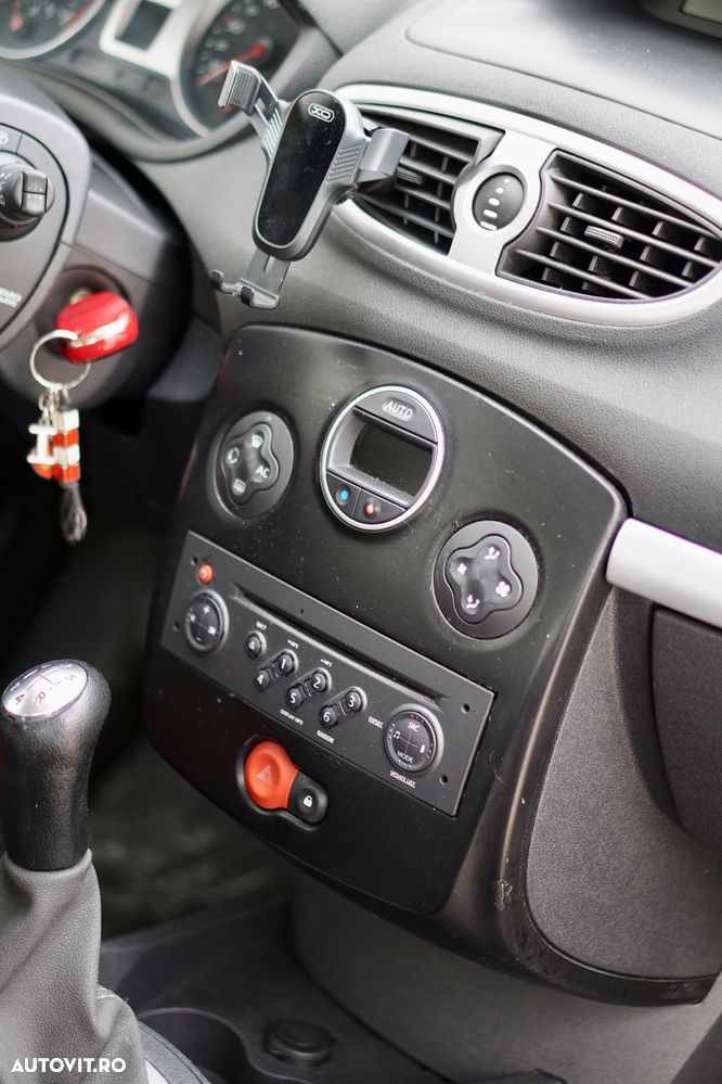 Renault Clio III 1.2 Authentique - 11