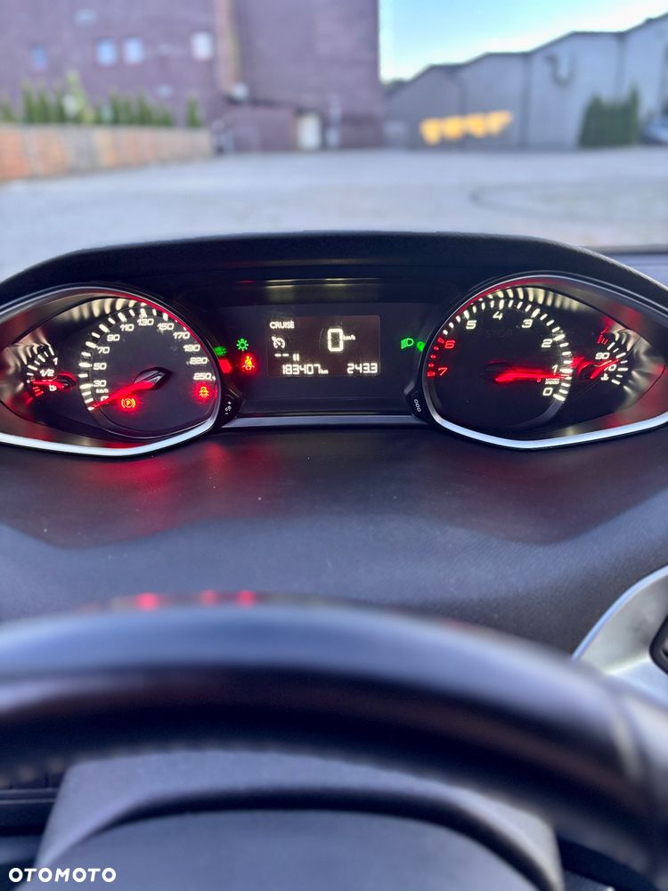 Peugeot 308 1.2 PureTech GPF Allure S&S - 16