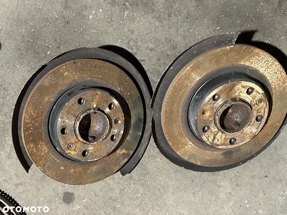 Zwrotnica koła lewy prawa piasta tył Peugeot 308 T9 II 1.6 EHDI - 1