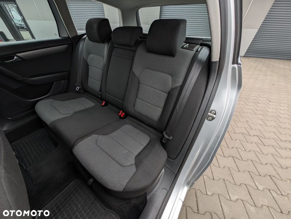 Volkswagen Passat 1.6 TDI DPF BlueMotion Technology Comfortline - 36