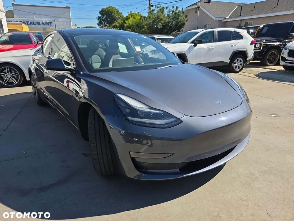 Tesla Model 3 - 4