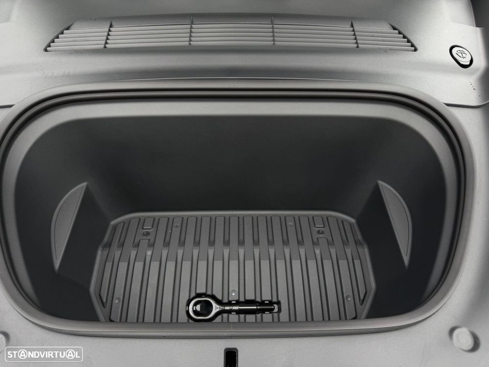 Tesla Model Y - 17