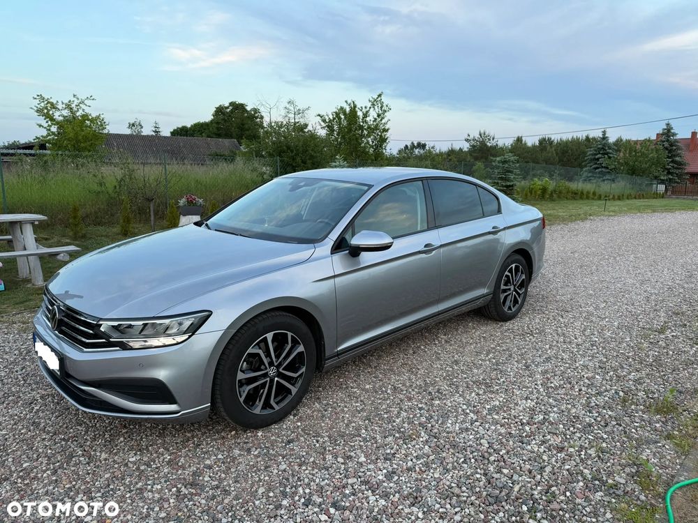 Volkswagen Passat - 1