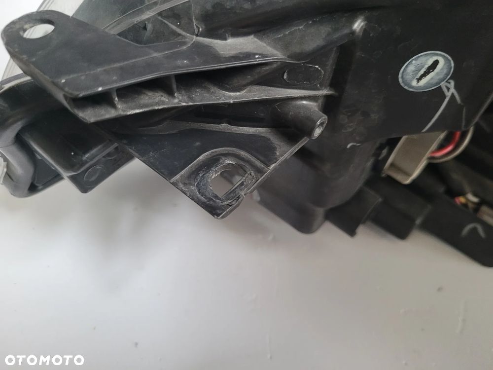 Toyota Yaris III lift lampa przód prawa soczewka - 7