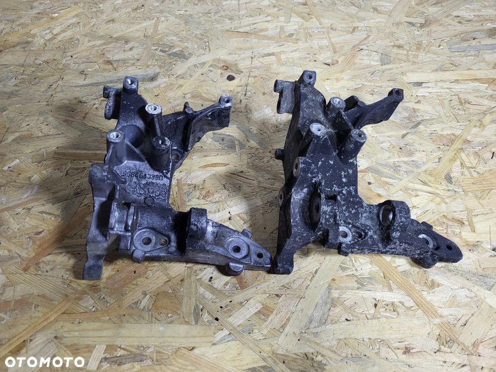 Łapa wspornik alternatora 1.6 E HDI Peugeot Citroen - 1