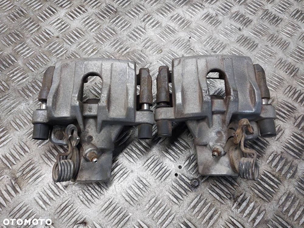 ZACISK HAMULCOWY LEWY TYŁ + PRAWY TYŁ FORD C-MAX I - 2