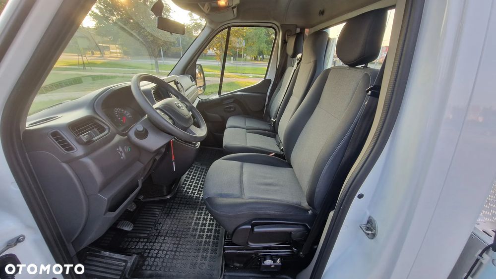 Nissan NV400 - 11