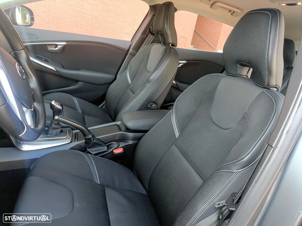 Volvo V40 D2 Momentum - 9