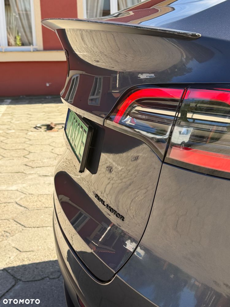 Tesla Model Y - 8