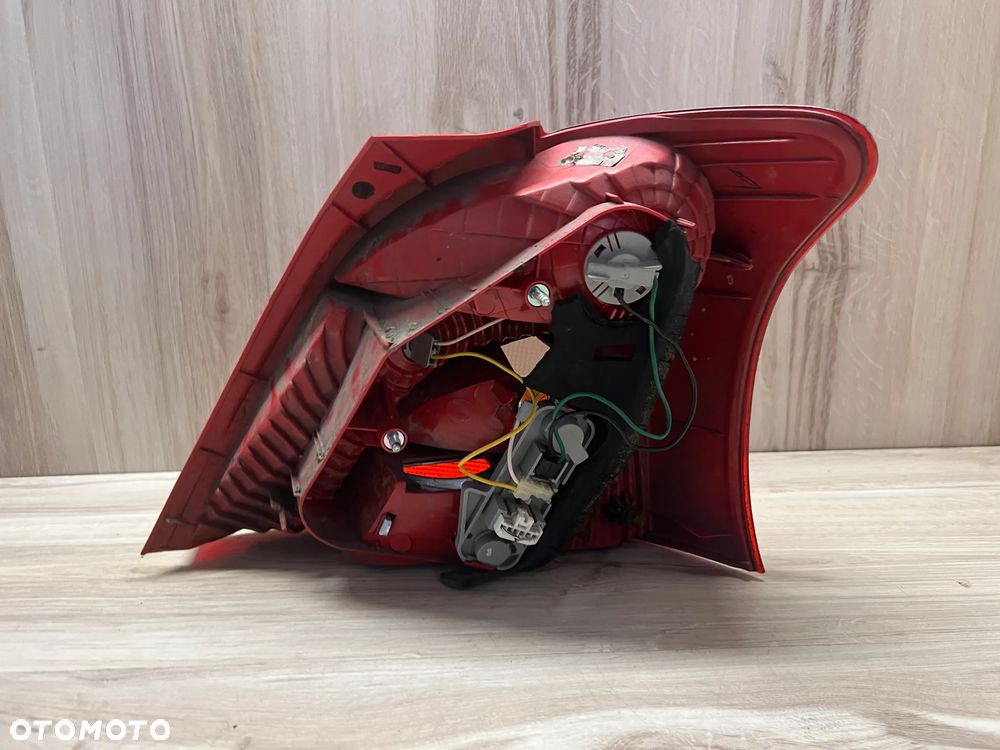 LAMPA TYLNA LEWA TOYOTA YARIS II - 6