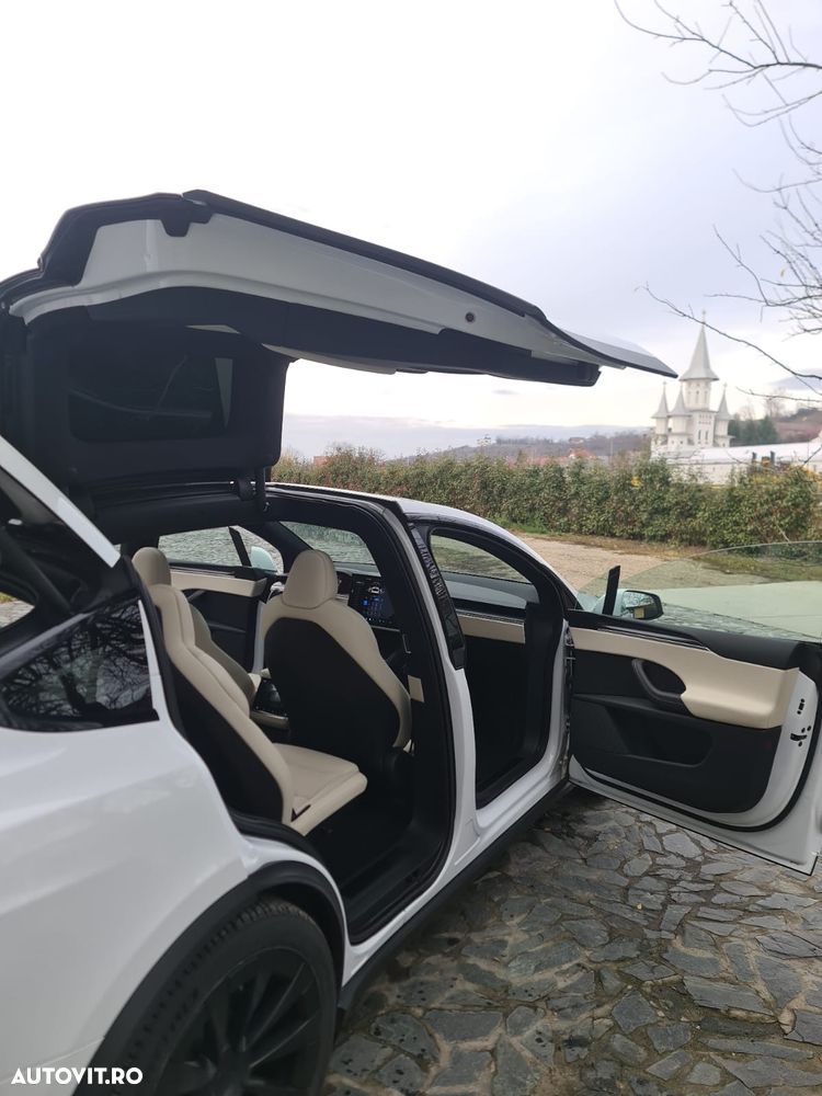 Tesla Model X - 11