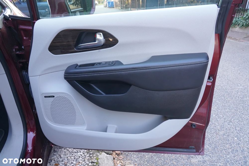 Chrysler Pacifica - 27