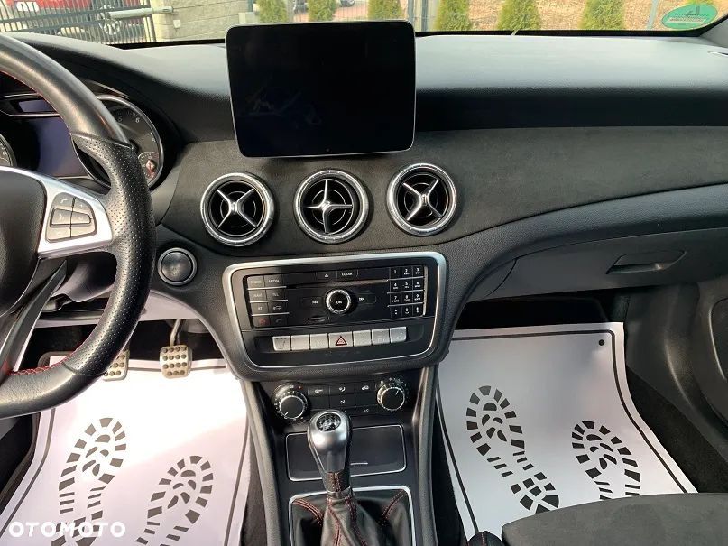 Mercedes-Benz CLA 180 AMG Line - 20