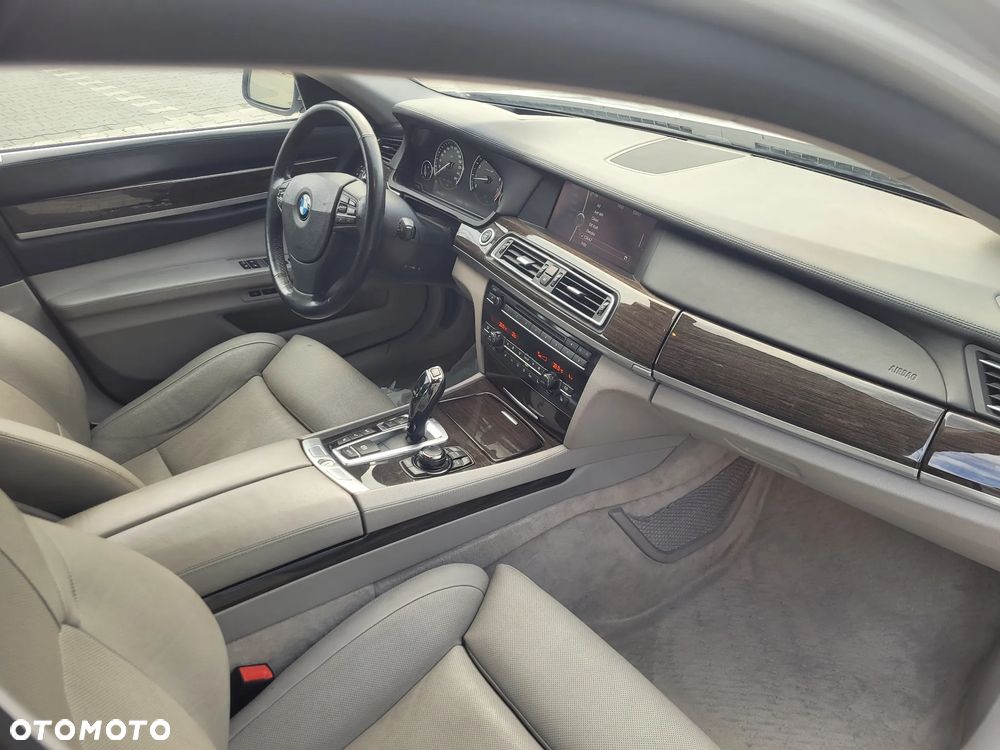 BMW Seria 7 750i L xDrive - 7