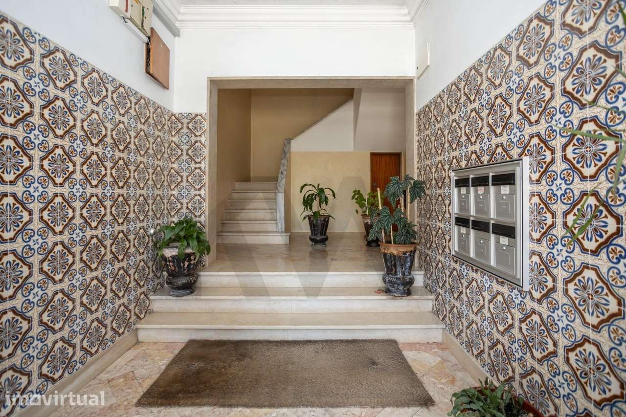 Apartamento T3 com Boas Áreas, Varandas e Localização Central na Cruz - Grande imagem: 3/30