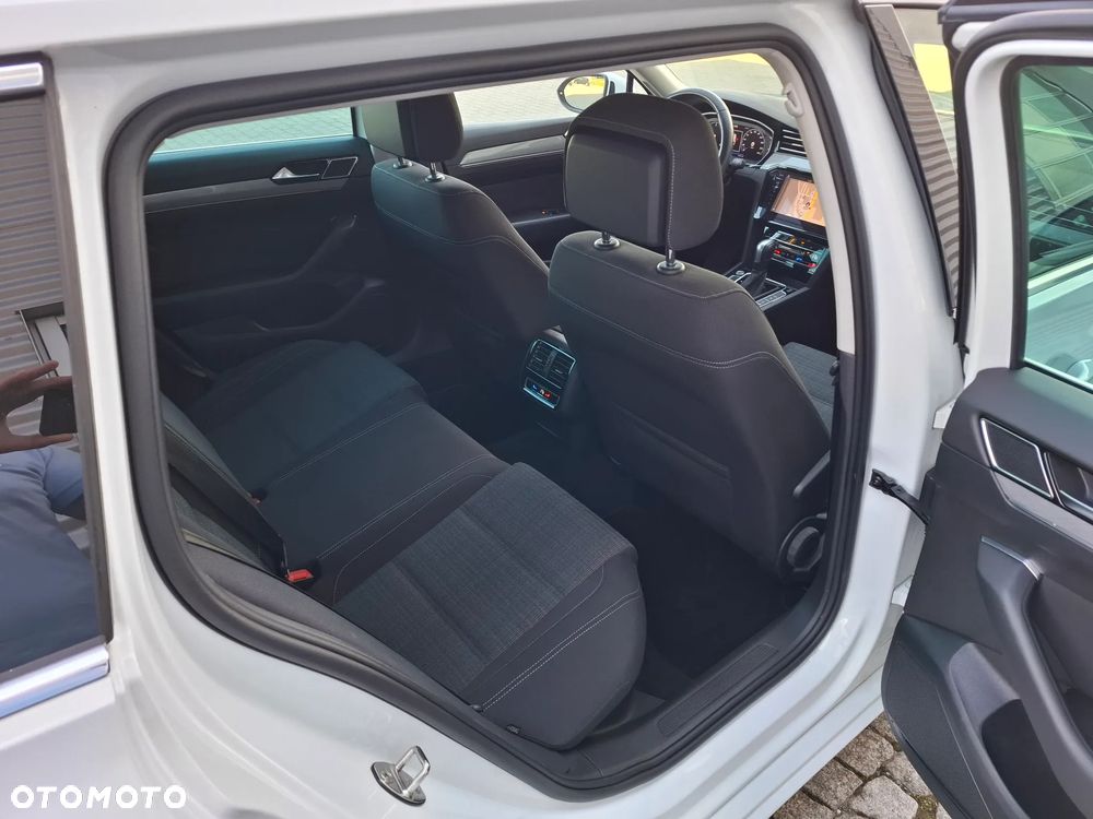 Volkswagen Passat Variant 2.0 TDI SCR DSG Business - 8