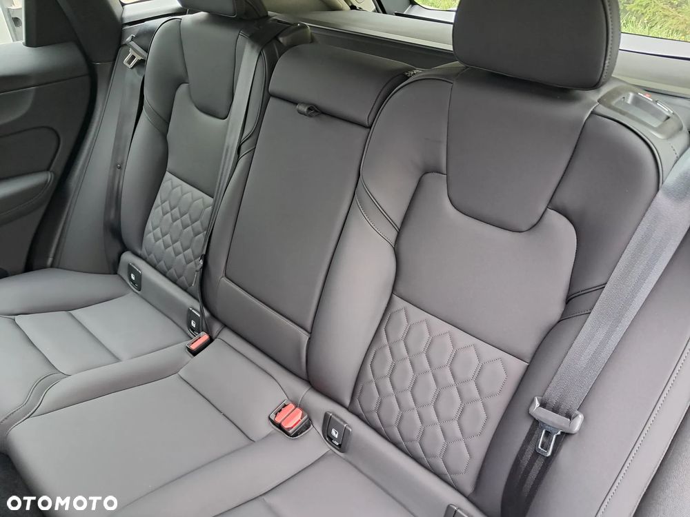 Volvo XC 60 B5 B AWD Plus Dark - 17
