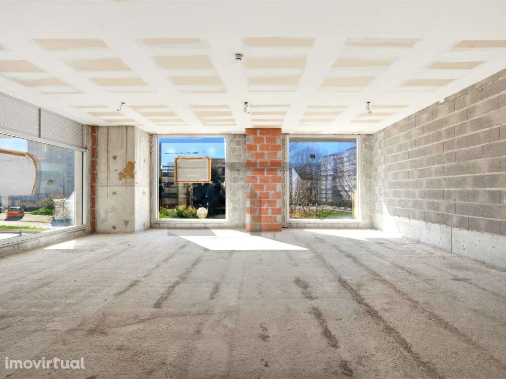 Fantástica Loja com 2 Pisos e Montras Altas Para Arrendamento, Pron... - Grande imagem: 5/30