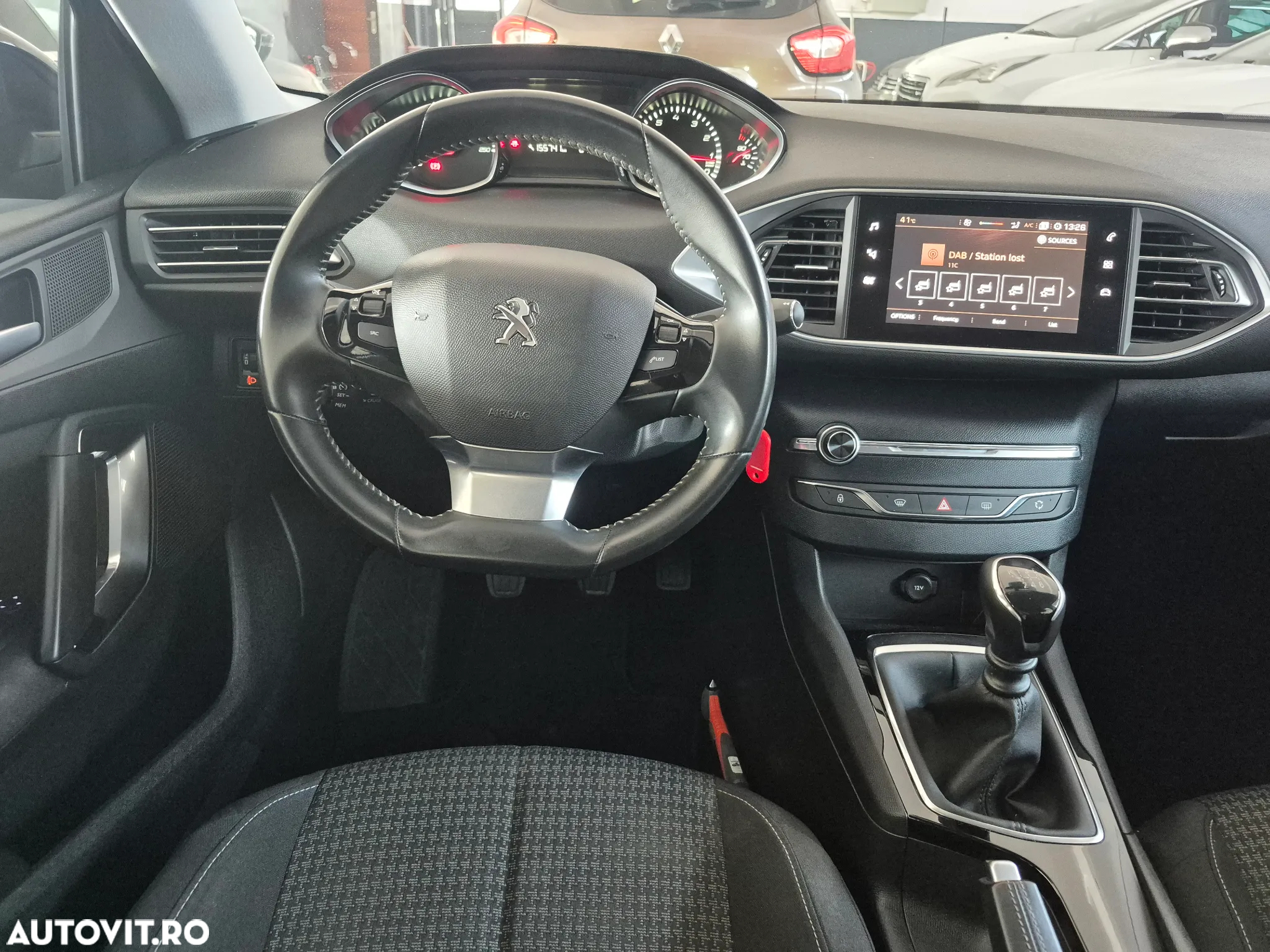 Peugeot 308 1.2 L PureTech Turbo S&S Allure - 15