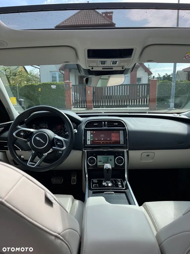 Jaguar XE 2.0 P250 R-Dynamic SE - 6