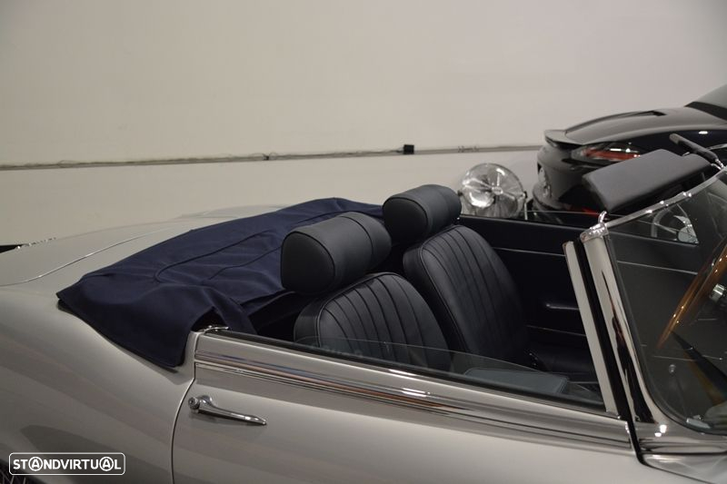 Jaguar E-Type - 33
