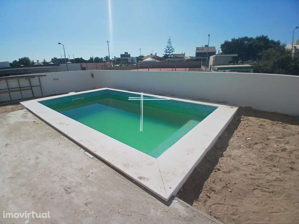 Moradia isolada T4, arquitetura contemporânea com garagem e piscina... - Grande imagem: 2/24